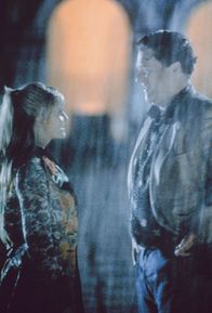 King Ralph – Sind Miranda Greens (Camille Coduri, l.) Gefühle für Ralph Hampton Gainesworth Jones (John Goodman, r.) wirklich echt?; Sind Miranda Greens (Camille Coduri, l.) Gefühle für Ralph Hampton Gainesworth Jones (John Goodman, r.) wirklich echt?