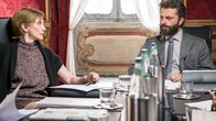 Ein Wunder – Ministerpräsident Fabrizio Pietromarchi (Guido Caprino) im Gespräch mit seiner Assistentin und Beraterin Marisa (Pia Lanciotti)