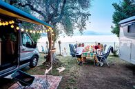 Tietjen campt - der Roadtrip – Bettina Tietjen und ihre prominenten Mitcamper ziehen Bilanz und stoßen auf viele gemeinsame und unvergessliche Erinnerungen an.; SWR TIETJEN CAMPT - DER ROADTRIP, "Ciao Gardasee!" Uhr im SWR. Bettina Tietjen und ihre prominenten Mitcamper ziehen Bilanz und stoßen auf viele gemeinsame und unvergessliche Erinnerungen an.
