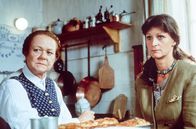 Der Bergdoktor – (v.li.): Enzi Fuchs (Franzi Pirchner), Barbara Weinzierl (Lena Rogler).