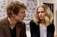 Sturm der Liebe – Jessica (Isabell Ege, r.) vertraut Viktor (Sebastian Fischer, l.) ihre Ängste an.