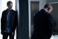 Detective Grace – Der wohlhabende Geschäftsmann Kit Bishop (Arthur Darvill, l.), dessen Frau ermordet wurde, verhält sich nicht gerade kooperativ. DS Roy Grace (John Simm, r.) ist sich sicher, dass er der Mörder ist, und sucht fieberhaft nach Indizien.