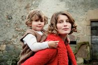 Liebe und Revolution – Die glückliche Mutter: Catherine (Laetitia Casta) mit Tochter Ludmilla