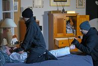 Aktenzeichen XY ... ungelöst – Zwei Männer überfallen nachts eine wohlhabende, alleinstehende Dame in ihrem Haus. Das Duo geht gezielt auf Beutejagd – offensichtlich haben die Räuber Insiderwissen. Doch woher?