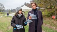 Der Alte – Die Ermittler sichern Beweismaterial am Tatort: Stephanie Stumph als Annabell Lorenz, Thomas Heinze als Caspar Bergmann