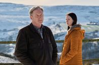 Ridley – Alex Ridley (Adrian Dunbar, l.), Tara Dunning (Emily Stott, r.)