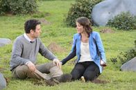 How I Met Your Mother – Gemeinsam versuchen sie, das Medaillon zu finden: Robin (Cobie Smulders, r.) und Ted (Josh Radnor, l.) ...