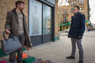 Elementary – Als Holmes (Jonny Lee Miller, r.) wegen eines Mordes selbst unter Verdacht gerät, ermittelt er selbst, um die Tat aufzuklären. Kann ihm sein Ex-Dealer Oscar (Michael Weston, l.) weiterhelfen?