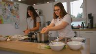 Schmecksplosion – Für den Pferdegeburtstag von Carlo, bereiten Alissa (15) und Sarah (16) mit afghanischem Joghurt-Dip vor.