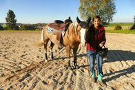 Anna und die Haustiere – Quarter Horse Cash trägt einen Westernsattel.