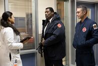 Chicago Fire – In Sorge um einen Geretteten: Eamonn Walker als Wallace Boden (M.), Taylor Kinney als Kelly Severide (r.)