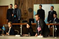 Thin Ice – Die teilnehmenden Minister*innen des Arktischen Rates wollen die Sitzung abbrechen. Elsa (Lena, Endre, li.) versucht, sie zum Bleiben zu überreden.