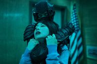 Ninja - Revenge Will Rise – Masazuka (Tsuyoshi Ihara, hinten) holt sich das, was er schon immer haben wollte: Senseis Tochter Namiko (Mika Hijii, vorne) ...