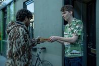 Extraordinary – Kash (Bilal Hasna, l.) entschuldigt sich bei seinem Freund Seb (Sam Haygarth, r.) mit einer Tafel Schokolade. Es tut ihm leid, wie er mit Seb umgegangen ist. Seb ist sehr dankbar und glücklich, dass sie jetzt wieder Freunde sind.