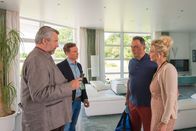 Die Rosenheim-Cops – Stadler (Dieter Fischer, l.) und Bach (Patrick Kalupa, 2.v.l.) verdächtigen Dr. Bernd Hauck (Thomas Dehler, 2.v.r.), da er von der Affäre seiner Frau Christine (Ursula Gottwald, r.) wusste und zudem wegen seines Alibis gelogen hat.
