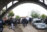 Navy CIS: L.A. – Können Callen (Chris O'Donnell, M.l.) und Hanna (LL Cool J, M.r.) den Goldräubern mit Hilfe von drei ehemaligen Vietnamkriegern auf die Schliche kommen?