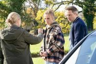 Die Chefin – Jan Pfister (Pablo Sprungala, l.) gibt sich betont ruhig, doch seine Frau Katie (Katrin Jaehne, M.) fürchtet um die Sicherheit der Familie. Vera Lanz (Katharina Böhm) befragt sie.
