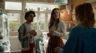 Extraordinary – Jen (Máiréad Tyers, r.) trifft zu Hause auf Jizzlord (Luke Rollason, l.) und Nora (Rosa Robson, M.) – und ist überrascht, wie perfekt sie als Paar zusammenpassen.