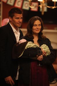 Bones - Die Knochenjägerin – BU:Special Agent Seeley Booth (David Boreanaz) und Dr. Temperance "Bones" Brennan (Emily Deschanel) mit BabyBB: siebte Staffel, OT: The Prisoner in the Pipe Bones VII Ep 7_18