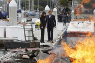 The Mentalist – Patrick (Simon Baker, r.) und Teresa (Robin Tunney, l.) gehen die lange Liste von Verdächtigen durch, nachdem ein erfolgreicher Scheidungsanwalt, der viele Feinde hatte, auf seinem Speedboot ermordet wurde ...