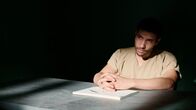 Der Mauretanier – Mohamedou Ould Slahi (Tahar Rahim) bei der Vernehmung.