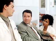 Diagnose: Mord – Jack (Scott Baio, l.) und Amanda (Victoria Rowell, r.) trösten Norman (Michael Tucci, M.), der sich langsam vom Schock der Geiselnahme erholt.