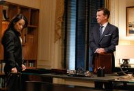 Elementary – Als Morland (John Noble, r.) anbietet, seinen Einfluss zu nutzen, um Sherlock und Watson (Lucy Liu, l.) wieder beim NYPD einzusetzen, werden die beiden Partner misstrauisch ...