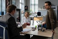 Die Rosenheim-Cops – Die Bekannte des Opfers, Walburga Fallhuber (Sonja Beck, M.), hilft den Kommissaren Hansen (Igor Jefti?, l.) und Kaya (Baran Hęvî, r.) mit Informationen zum Verstorbenen weiter.