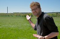Zengleins Zehn – Moderator Johannes Zenglein vor dem Test-Turm für Aufzüge bei Rottweil.