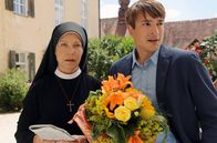 Um Himmels Willen – ARD UM HIMMELS WILLEN, XIV. Staffel (13 neue Folgen), Folge 175 "Wettlauf mit der Zeit"15 Uhr im Ersten. Manuel Birnbaum (Sebastian Fischer, r.) kommt ins Kloster zu Schwester Hanna (Janina Hartwig, l.) und behauptet, seine Verlobte Claudia Blum in der Suchanzeige der Zeitung erkannt erkannt zu haben.