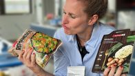 Einstein – Einstein Convenience Food – Wie ungesund sind Fertigprodukte wirklich? Kathrin Hönegger hält zwei Packungen von Fertigprodukten in den Händen. Copyright: SRF