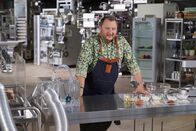 Die Tricks der Lebensmittelindustrie – Sebastian Lege deckt die Tricks von Unilever auf. Langnese, Pfanni oder Knorr - alles Marken des Großkonzerns. Was steckt wirklich in den Produkten? Produktentwickler Lege baut die berühmten Lebensmittel nach.
