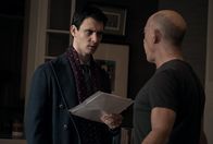 Counterpart – Peter Quayle (Harry Lloyd, r.); Howard (J.K. Simmons, l.)