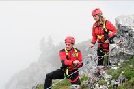 Die Bergretter – Volle Konzentration beim Einsatz: Zusammen mit seiner Schwester Katharina (Luise Bähr) bereitet Tobi (Markus Brandl) die Bergung vor.