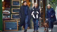 Sherlock – Sherlock (Benedict Cumberbatch) wird auf eine Einbruchserie aufmerksam, bei der jemand Thatcher-Büsten zertrümmert. Nun folgen er, Dr. Watson (Martin Freeman, Mitte) und seine Frau Mary (Amanda Abbington) der Fährte eines Einbrechers.