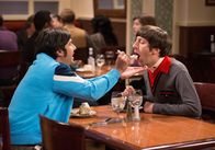The Big Bang Theory – Howard (Simon Helberg, l.) und Raj (Kunal Nayyar, r.) überlegen, was aus ihnen geworden wäre - wenn sie Sheldon nicht getroffen hätten ...