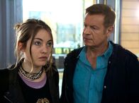 In aller Freundschaft – Volker Jäger (Klaus Lehmann) leitet mit viel Herzblut ein Heim für obdachlose Kinder. Dass seine Frau Birgit mit dem Verdacht auf Gallensteine in der Sachsenklinik liegt, bringt ihn in zeitliche Schwierigkeiten. Er muss mit Franziska (Maja Lehrer), einem seiner Schützlinge, zu einem wichtigen Termin.