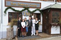 SOKO Stuttgart – Familie Lochner führt den Landgasthof in der dritten Generation: Günther Lochner (Bernhard Linke), Klara Lochner (Victoria Schulz), Annemarie Lochner (Susanne Scholl), Bertram Lochner (Karl Knaup), Marcus Lochner (Yorck Dippe) und Theresa Lochner (Victoria Deutschmann).
