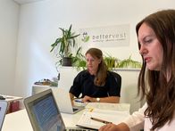 plan b – Die bettervest-Managerinnen Olga Dickmann (l.) und Marilyn Heib (r.) im Büro.