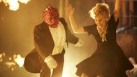 Doctor Who – Astrid Peth (Kylie Minogue) rettet sich vor den Flammen.