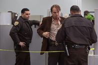 Faster – Der drogensüchtige, kurz vor seiner Pensionierung stehende Cop Slade Humphries (Billy Bob Thornton, M.) ist bei seinen Kollegen auf dem Revier nicht sonderlich angesehen oder beliebt. Zu recht ...