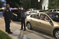The Big Bang Theory – (v.li.) Marcus Folmar (Police Officer), imon Helberg (Howard Wolowitz), Kunal Nayyar (Rajesh Koothrappali), Melissa Rauch (Bernadette Rostenkowski-Wolowitz).