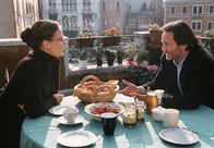 Donna Leon – Commissario Brunetti (Uwe Kockisch) und seine bezaubernde Gattin Paola (Julia Jäger) beim Frühstück.