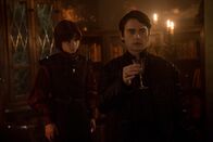 Salem – Sebastian (Joe Doyle, r.) macht es sich zur Aufgabe, dem Dunklen Lord (Oliver Bell, l.) zu dienen und macht auch seiner Schwester Anne klar, dass sie den Teufel lieber nicht enttäuschen sollte ...