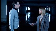 Zero – Cynthia (Heike Makatsch) in der Höhle des Löwen: Freemee-Chef Carl Montik (Sabin Tambrea) stellt sich der kritischen Journalistin in der Freemee-Zentrale.
