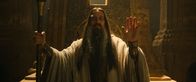 Der Herr der Ringe: Die Ringe der Macht – Der dunkle Zauberer (Ciarán Hinds) ist auf der Suche nach dem Fremden.