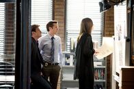 Castle – Welche Zusammenhänge gibt es zwischen dem Opfer und den möglichen Tätern? Richard Castle (Nathan Fillion, l.), Kevin Ryan (Seamus Dever, M.) und Kate Beckett (Stana Katic, r.) gehen der Sache auf den Grund.