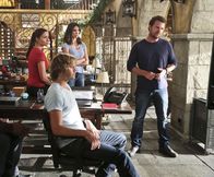 Navy CIS: L.A. – DEA-Agentin Talia Del Campo (Mercedes Mason, l.) wendet sich an Callen (Chris O'Donnell, r.), Kensi (Daniela Ruah, 2.v.r.), Sam und Deeks (Eric Christian Olsen, 2.v.l.), um den Mord an ihrem Partner aufzuklären ...