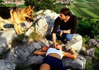 Kommissar Rex – Kommissar Brandtner (Gedeon Burkhard, hinten) und Rex haben die tote Sybille (Doreen Dietel, vorne) in der Nähe eines Kreuzweges entdeckt.