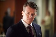 Suits – Stephen (Max Beesley) bleibt undurchsichtig. Die Vorwürfe gegen ihn eskalieren, doch noch fehlt der Beweis.